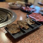 大衆肉料理 大幸 - 牛タン並べる
