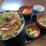 和味屋もくべ - 豚焼き丼　ご飯大盛り