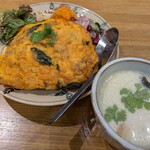 CHALO - カイジャオ(タイの卵焼き)のせご飯1,100円＋スープをトムカーガイ(ココナッツスープ)に変更200円✨️11月中旬の週替わり♪挽き肉にバジル入りのタイ風オムレツもエキゾチックで美味♡