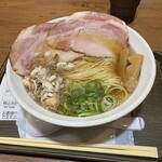 麺とかき氷　ドギャン - 油かす中華そば(990円、斜め上から)