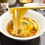 Japanese Soba Noodles 蔦 - 自家製の細麺は全粒粉もしくはフスマ練り込みなのか、ツブツブが見えます