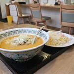 中華 味源 - 店内