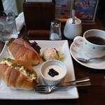 こ～ひ～処ひとやすみ - モーニングセット　ロールサンド +300円、ひとやすみブレンド 480円