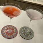 お酒の美術館 - 左:オリジナルカクテル、右:ブルームーン