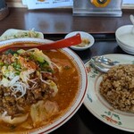 中国家庭料理 香福園 - 料理写真:麻辣土鍋刀削麺　半チャーハン