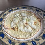 石臼挽き蕎麦香房 山の実 - 1番人気の須賀川そばピッツァ（信州味噌、ねぎ、えのき、そばの実、山椒）