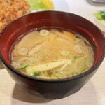 ポンチ軒 - 具沢山の豚汁。あまり油が浮いていないので、普通に大根の味噌汁かと思ったら、ごぼうや肉も入っていた。