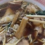 長岡生姜醤油らーめん 壱八商店 - ちょうど良いサイズのメンマ