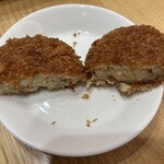 惣菜かざま - 牛肉コロッケの断面