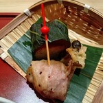 日本料理　伊せ吟 - 戻り鰹目張り寿司・健康豚トマト串焼き・蒸し鮑のフリッター 肝味噌