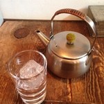 Ochatookashiyokoo - 2014年9月：お茶とお餅セット(\940)…お茶はほうじ茶を選択、ポットサーブってだけでなんだか嬉しいです