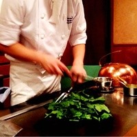 ステーキハウス ハマ  目黒店 - ステーキハウス ハマ　ほうれん草のバター炒めを調理中