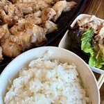 ひこま豚食堂＆精肉店 Boodeli - オーダーカット御膳　リブロースとウデ150gずつ　　　　　　　　
      ステーキソースで
