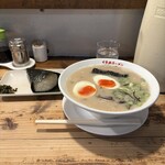 くるめラーメン ぼたもち - 煮卵ラーメンとおにぎり味のり。