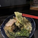 はりがね - グリーンのブロッコリー麺がラーメンらしさもありつつヘルシー（笑）　この麺も極細平麺で美味しい麺です。