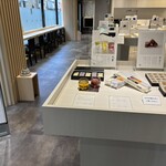 九重本舗 玉澤 - スタイリッシュで高級感ある店内