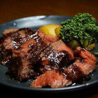 熟成肉の「自家製ローストビーフ」がおすすめ。コース料理も◎