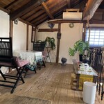 樋ノ上 - 二階席奥には、ソファ席と長テーブル席あり