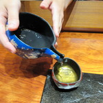 草庵 鍋島 - 斬新なデザインの片口と猪口、神奈川県の作家さんのものだそうです