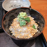 草庵 鍋島 - 朝ごはんの〆は、鯛そぼろをのせて、豆腐が溶け出した温泉水をかけていただく