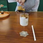 草庵 鍋島 - Cafe Brewのアイスカフェラテ