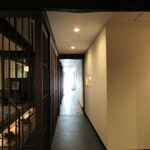 草庵 鍋島 - 本邸内部、左側が宿、正面の右側がレストラン