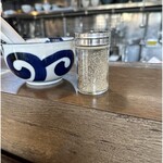 麺とスープの店 歩き出せ、クローバー - 卓上調味料類はコショーのみ