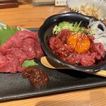 葛西 彦酉 - 馬刺しとユッケ。複数から2種選択し、合い盛りができます。