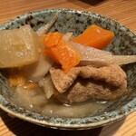 葛西 彦酉 - 突き出しの厚揚げの煮物。まさに煮物で、炊き物ではない。