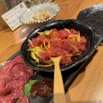 葛西 彦酉 - ユッケ混ぜた〜。こっちは焼肉のタレみたいにちと甘い美味しいヤツ。