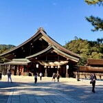 砂屋 - 神楽殿〜大きなしめ縄は‥「神前に不浄なものを侵入を禁ずる印として張る縄」‥神域と現世をへだてる境界であり厄や禍を祓って頂きます‥