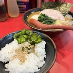 横浜ラーメン おか本 - ✅特選らーめん並¥900→¥1.000
            　※ご飯並1杯のみ無料(お代わりは有料)
            　※お好みは、初の試み『麺柔らかめ  油多め』
            　※ニンニク醤油は卓上常備へ
            　※チャーシューがミニサイズに⤵️⤵️⤵️