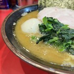 横浜ラーメン おか本 - ✅特選らーめん並¥900→¥1.000
            　※ご飯並1杯のみ無料(お代わりは有料)
            　※お好みは、初の試み『麺柔らかめ  油多め』
            　※ニンニク醤油は卓上常備へ
            　※チャーシューがミニサイズに⤵️⤵️⤵️