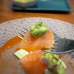 Refugeforestiere 五島 - 202509スモークサーモンは厚めにスライスされ、ソースと共に頂くととても美味しい。 薄くスライスしたズーキーニと共に頂くと二度愉しめました。♪