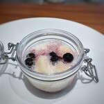 Refugeforestiere 五島 - 202509◆八女の桃、ブルーベリー、ヨーグルトとレモンのソース。 器が可愛い。八女の桃も甘く、サッパリしたヨーグルトソースがよく合います。