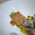 Refugeforestiere 五島 - 202509甘鯛大好きです。^^ 香ばしく焼かれた甘鯛と、グレープフルーツなどで作られたサッパリしたソースがよく合いますね。 ほんとシェフはソースの達人ですヨ。