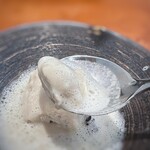 Refugeforestiere 五島 - 202509丁寧に作られたクネルは鶏肉も柔らかく、ごぼうのソースと共に頂くととても美味しい。 クネルはお魚のすり身で頂く事が多いのですが、鶏肉のクネルは秀逸でした。 下には赤米が敷いてあり、栄養バランスもいいこと。^^