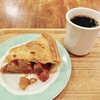 スクロップ コーヒー ロースターズ - アップルパイとホットコーヒー