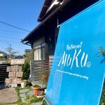 Restaurant MuKu - 青いネーム入りシートが目印