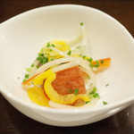 藤吉 - 本日のおまかせ松(1600円・外税)の小鉢。さけ南蛮漬け