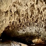 ガンガラーの谷　ケイブカフェ - 珊瑚の鍾乳洞　この先は真っ暗なのでランタンを持って進みます