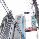 シャンティ - お店の前で右を見上げた景色。”オペラシティ”と”NTT東日本本社”。