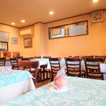 シャンティ - 店内右側の席。