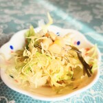 シャンティ - 予め掛けられている"ドレッシング"が旨い、冷たくてシャキシャキの"サラダ"。