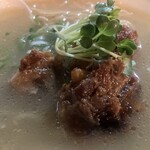 ラーメン・豚足 太吉 - 豚軟骨ソーキ3ヶ､ネギ､カイワレ