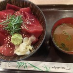 まぐろの鉄人 - 日替りまぐろづけ丼てんこ盛り 1200円（ご飯大盛＋100円）
      ＋味噌汁 100円