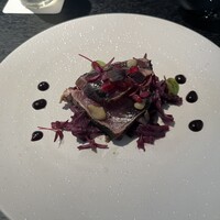 CADRAN - 戻り鰹と燻製した焼き茄子のピュレ
                    赤キャベツと黒オリーブのタプナード