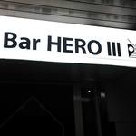 バー ヒーロー スリー - Bar HERO 3の外看板