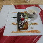 トゥ・ラ・ジョア - 天然鰻の白焼き野菜添え。鰻の下のスジは全て真空高圧プレスで濃縮された野菜粉！山椒もフォアグラも粉に！！！