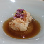 トゥ・ラ・ジョア - 伊勢海老と大根のスープ。一人あたり３匹の伊勢海老を使った濃厚コンソメスープ